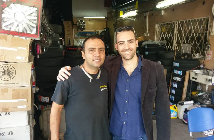 שני גברים מחובקים