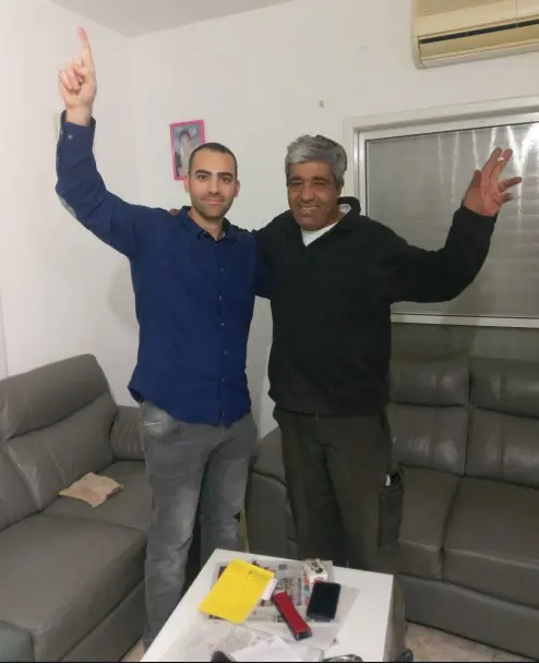 שני גברים חוגגים