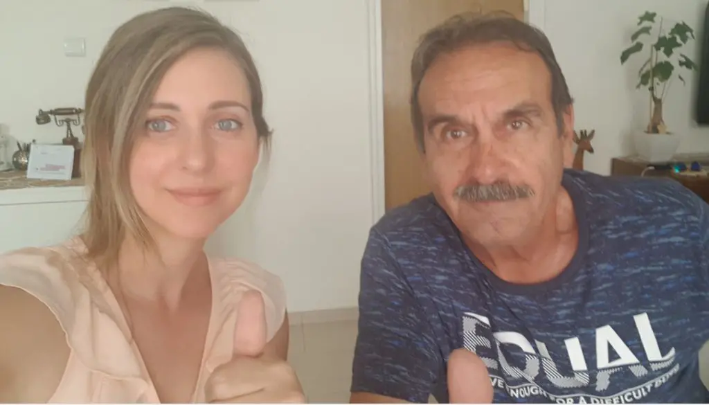 אב ובת מחייכים