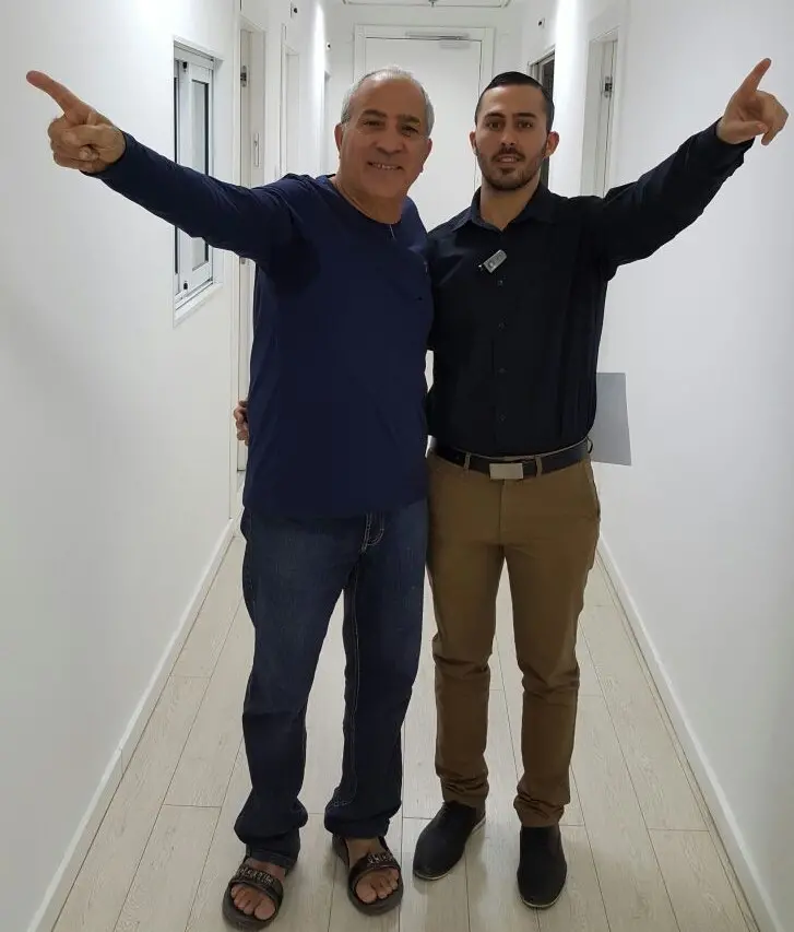 שני גברים מחייכים