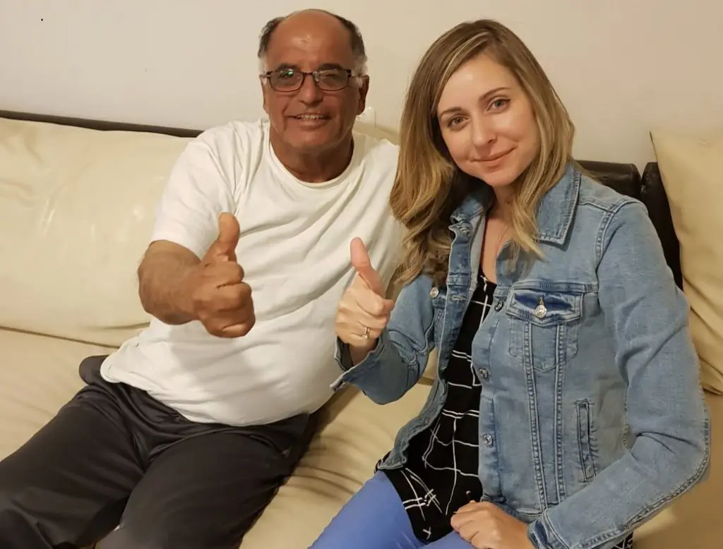אדם ואישה יושבים