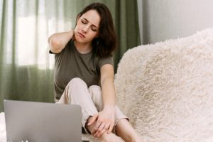 אישה עם כאב