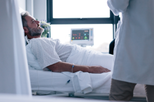 חולה במיטת בית חולים