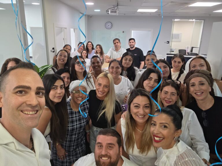 צוות עובדים שמח ומחייך
