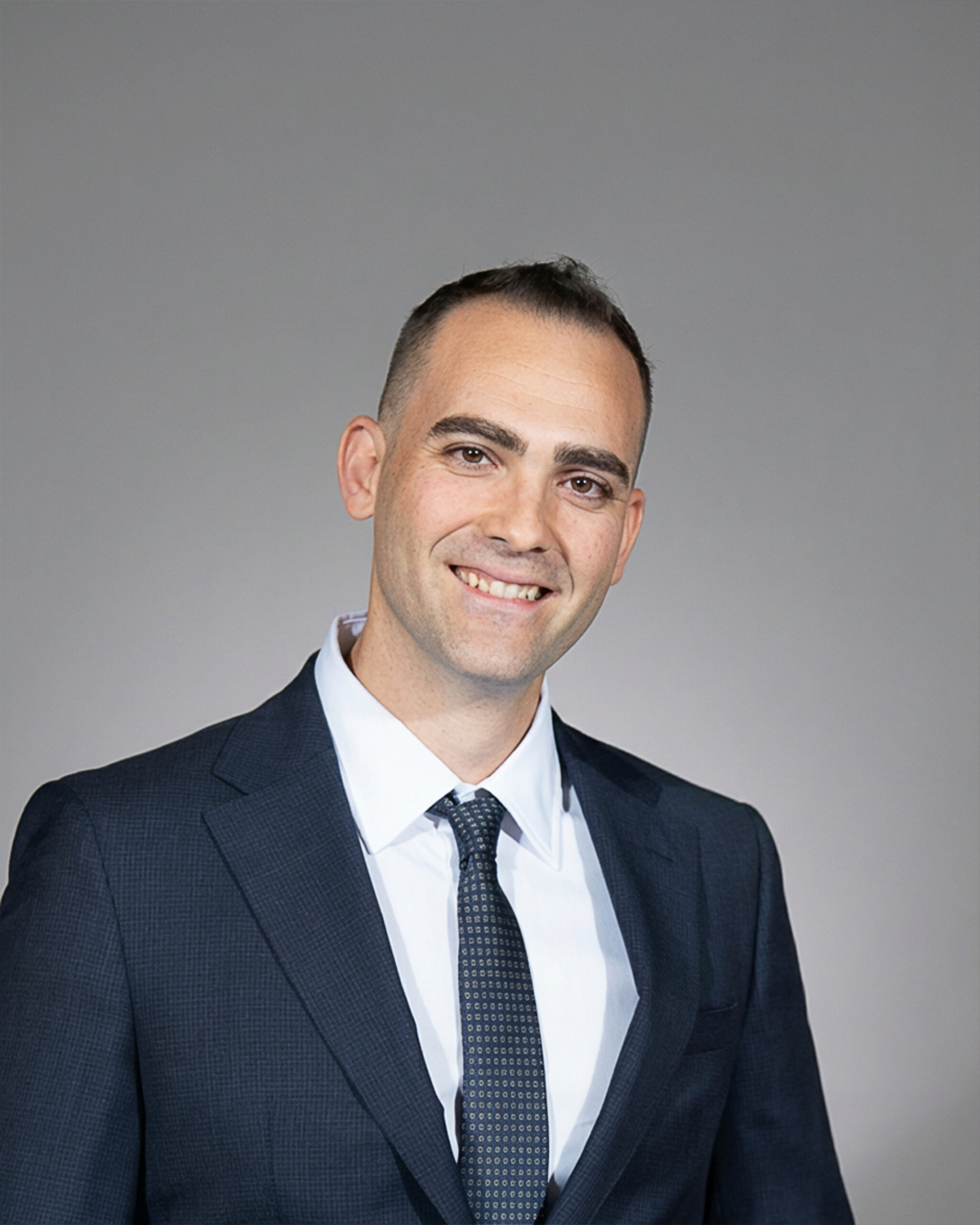 איש עסקים מחייך