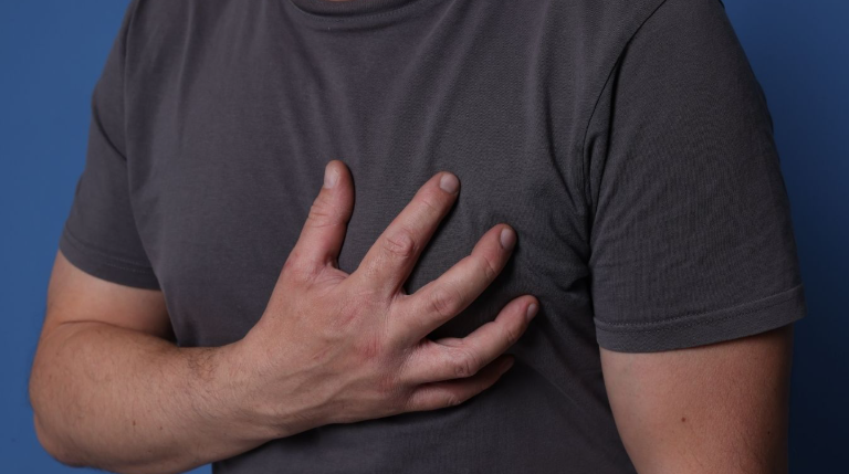 איש מחזיק את הלב שלו